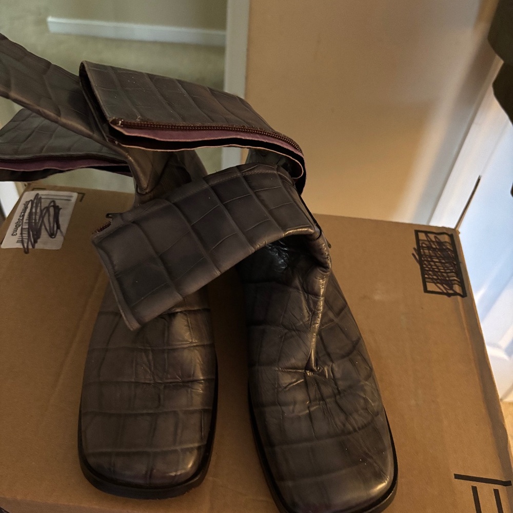 Short leather boot - image 1